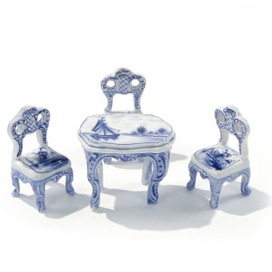 Miniaturowy salonik – porcelanowy zestaw mebli z przełomu XIX i XX wieku