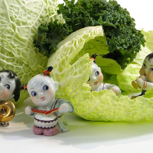 Miniaturowa orkiestra: Wschodni szept w europejskiej porcelanie